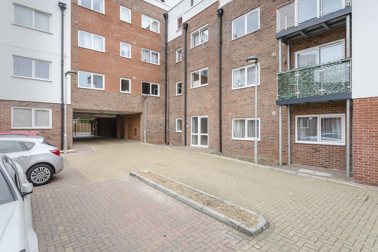 1 Bed Apt Sleeps 4 Luton  Eksteriør bilde